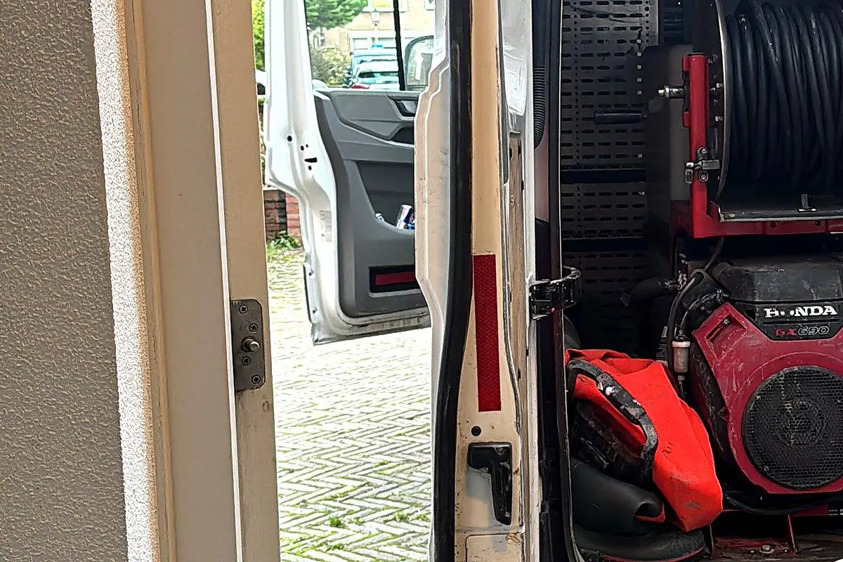 Rioolspecialist bezig met afvoer ontstoppen in Hilversum